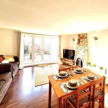 Cosy Luxurious 3 Bedroom House, Free Parking, Free Wifi, Private Garden, Free Netflix Havering Ngoại thất bức ảnh