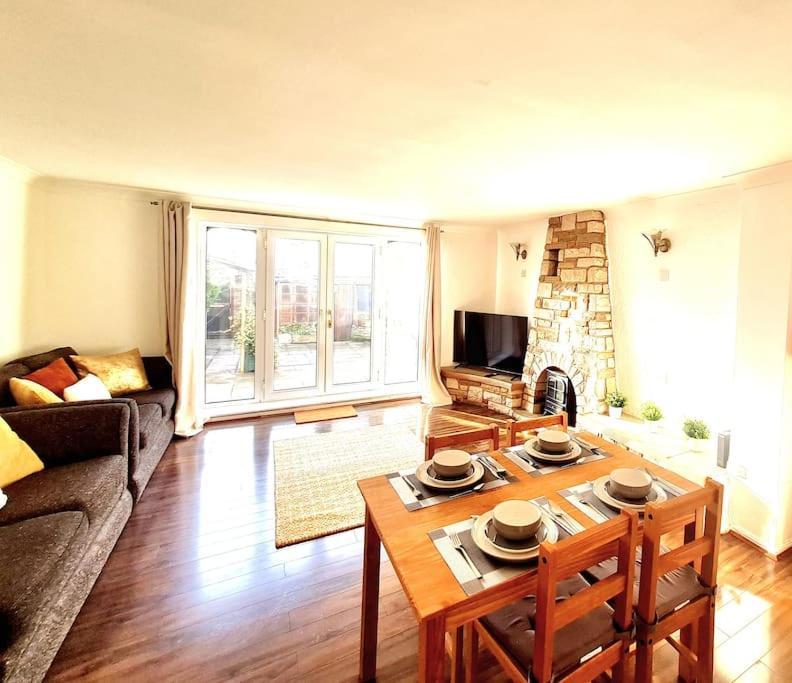 Cosy Luxurious 3 Bedroom House, Free Parking, Free Wifi, Private Garden, Free Netflix Havering Ngoại thất bức ảnh