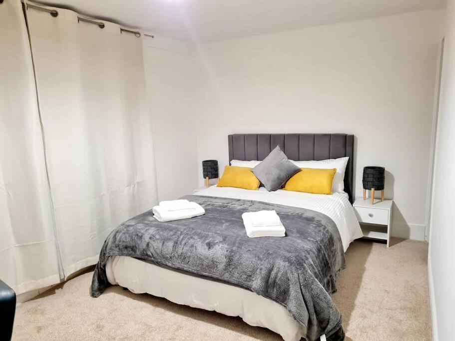 Cosy Luxurious 3 Bedroom House, Free Parking, Free Wifi, Private Garden, Free Netflix Havering Ngoại thất bức ảnh