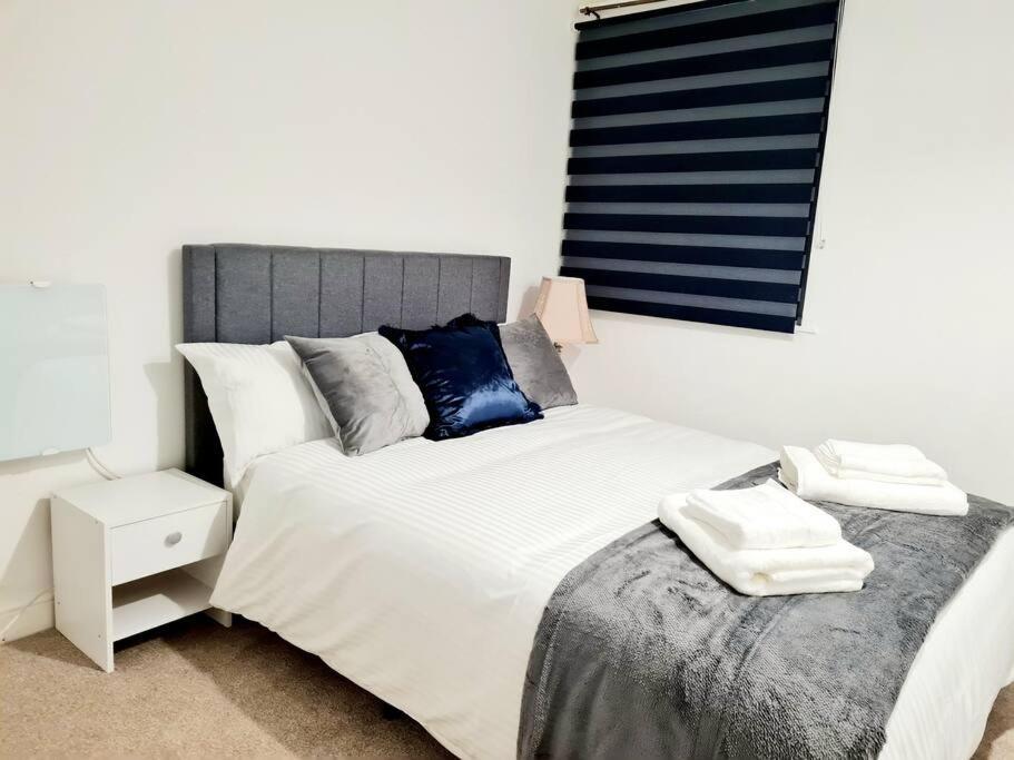 Cosy Luxurious 3 Bedroom House, Free Parking, Free Wifi, Private Garden, Free Netflix Havering Ngoại thất bức ảnh