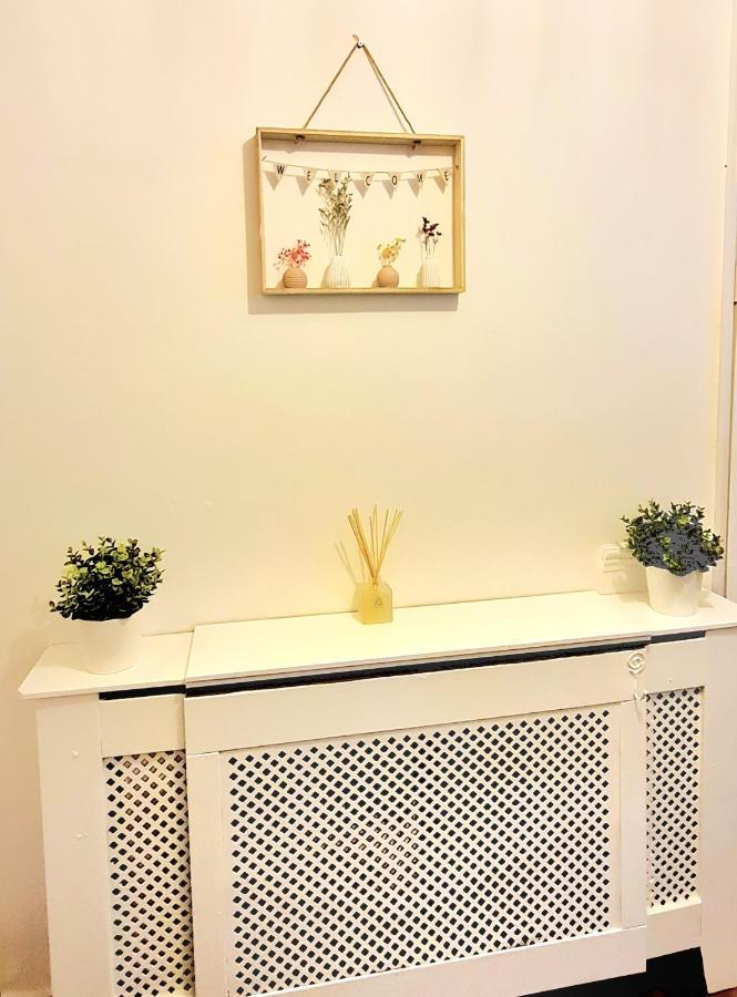 Cosy Luxurious 3 Bedroom House, Free Parking, Free Wifi, Private Garden, Free Netflix Havering Ngoại thất bức ảnh