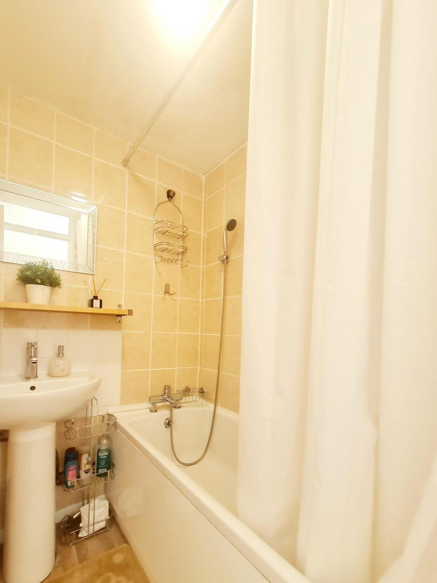Cosy Luxurious 3 Bedroom House, Free Parking, Free Wifi, Private Garden, Free Netflix Havering Ngoại thất bức ảnh